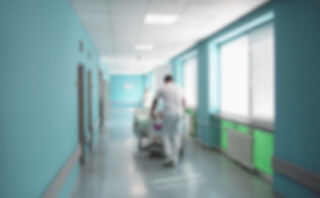 Νοσηλευτής περπατάει σε διάδρομο νοσοκομείου