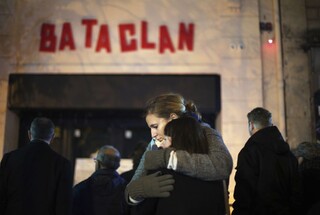 Γυναίκες αγκαλιάζονται έξω από το Μπατακλάν