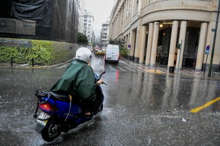 Μηχανή με έντονη βροχόπτωση στην Αθήνα