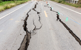 Ασφαλτοστρωμένος δρόμος ραγισμένος και σπασμένος από σεισμό