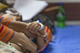 Γυναίκα κρατά το χέρι ενός μικρού παιδιού στο νοσοκομείο